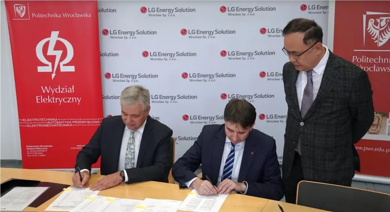 LG Energy Solution Wroclaw supports students. Koreans fund professional Electromobility Lab.