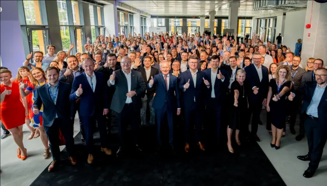 Na zdjęciu pracownicy Seleny i goście będący na 30-leciu firmy w 2022 r.